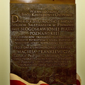 Tablica pamiątkowa; technika: brąz patynowany; wymiary: 54x65 cm