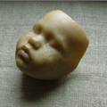 bez tytułu; materiał: wosk pszczeli; wysokość: 18cm